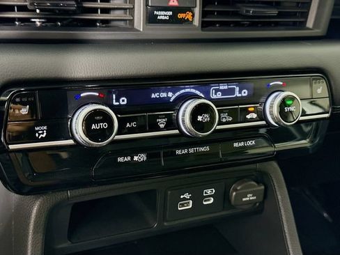 Used 2025 Honda Pilot Touring image 16
