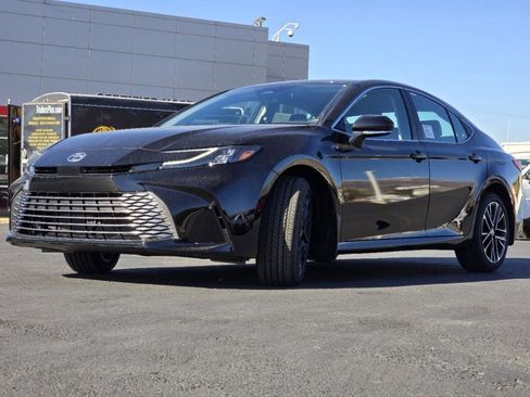 Used 2025 Toyota Camry XLE FWD image 15