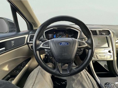 Used 2019 Ford Fusion SE image 16
