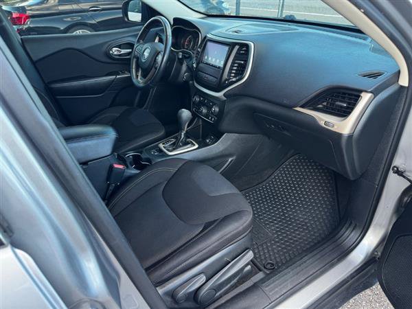 Used 2015 Jeep Cherokee Latitude w/ Cold Weather Group FWD image 14
