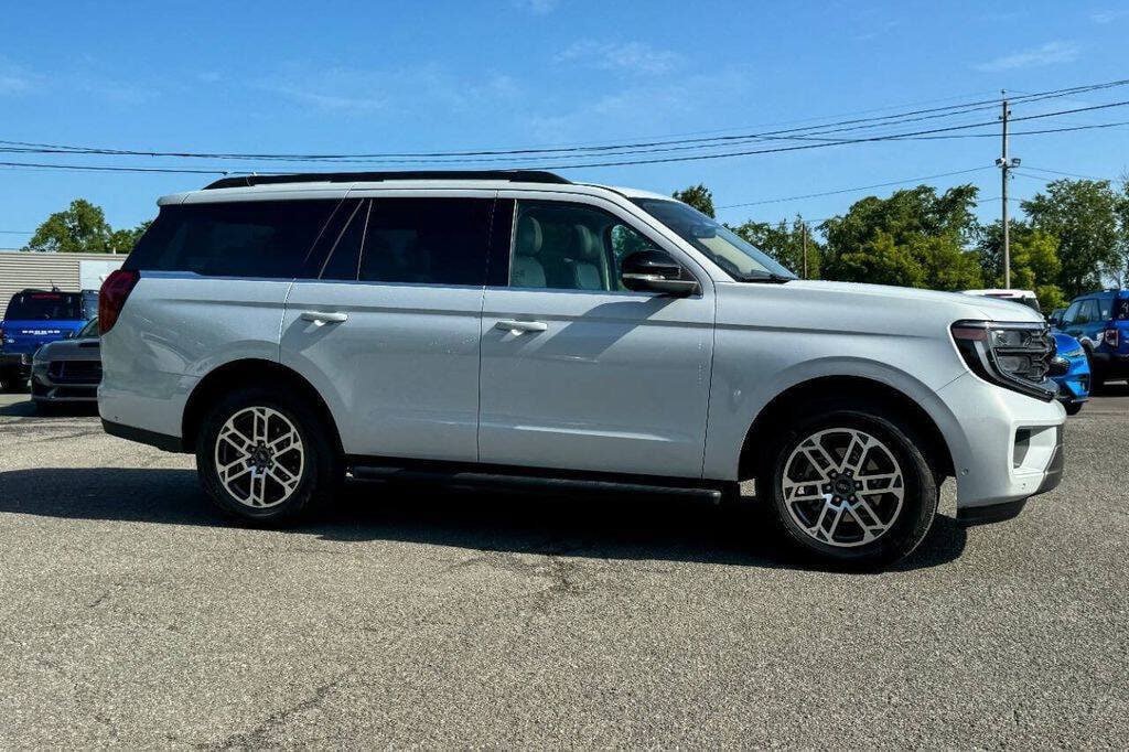 Used 2025 Ford Expedition Active AWD/4WD image 2
