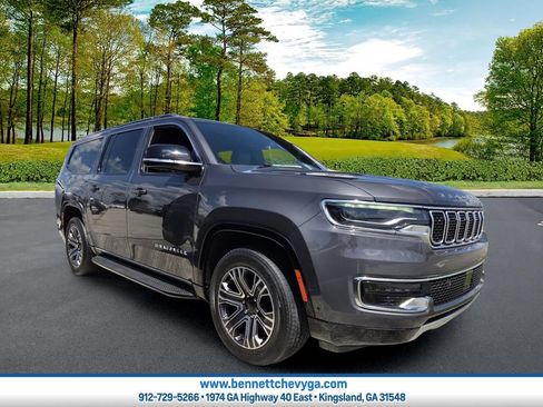 Used 2024 Jeep Wagoneer L Series II w/ Flexible Seating Group AWD/4WD image 1
