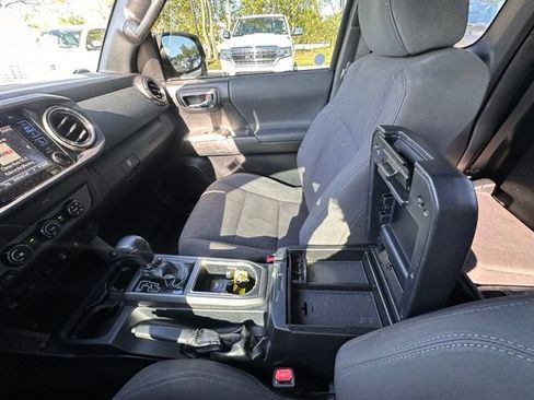 Used 2019 Toyota Tacoma TRD Off-Road w/ Technology Package AWD/4WD image 27
