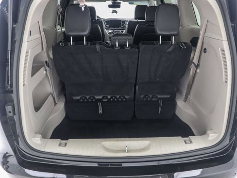 Used 2023 Chrysler Pacifica Touring-L FWD image 11