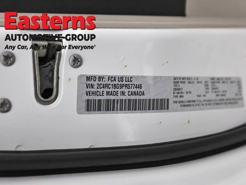 Used 2023 Chrysler Pacifica Touring-L FWD image 37