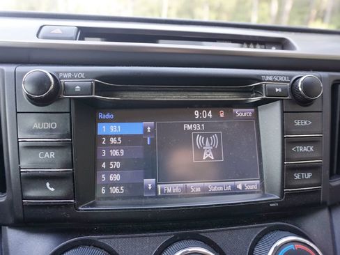 Used 2017 Toyota RAV4 LE FWD image 10