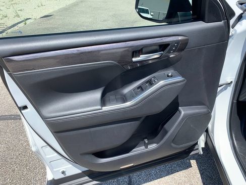 Used 2023 Toyota Highlander Platinum FWD image 12