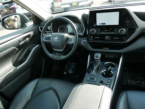 Used 2024 Toyota Highlander XLE AWD/4WD image 9