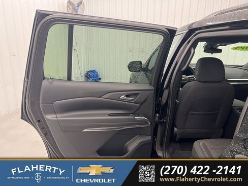 Used 2025 Chevrolet Traverse LT image 10