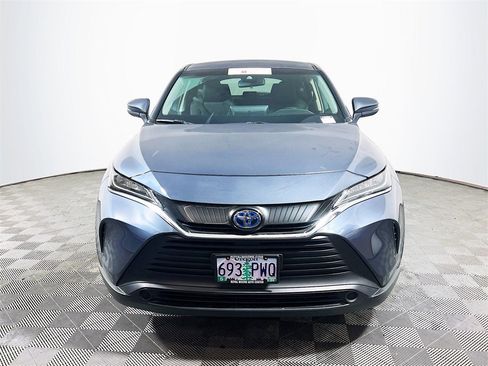 Certified 2022 Toyota Venza LE image 3