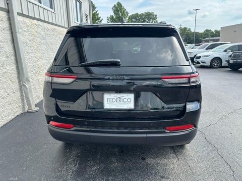 Used 2023 Jeep Grand Cherokee Limited w/ Black Appearance Package AWD/4WD image 4