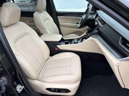 Used 2024 Jeep Grand Cherokee L Limited w/ Luxury Tech Group II image 28