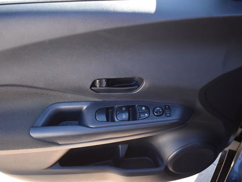 Used 2018 Nissan Kicks S image 20