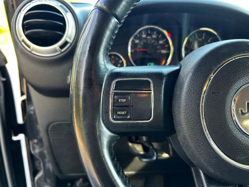 Used 2018 Jeep Wrangler Unlimited Sahara image 15