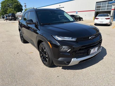 Used 2021 Chevrolet TrailBlazer LT w/ Convenience Package FWD image 2
