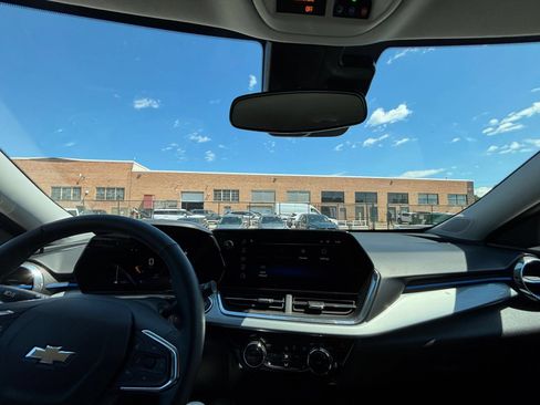 Used 2025 Chevrolet Trax LT w/ LT Convenience Package FWD image 31