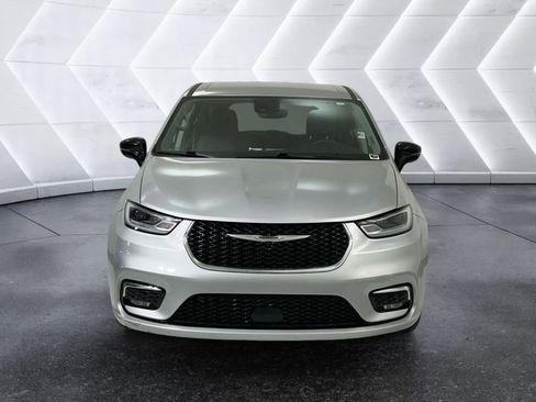 Used 2024 Chrysler Pacifica Touring-L image 2