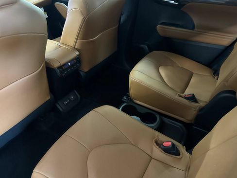 New 2026 Toyota Highlander Platinum AWD/4WD image 13
