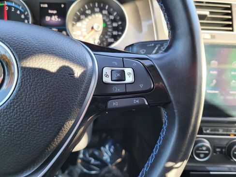 Used 2018 Volkswagen e-Golf SE image 32