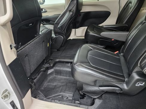 Used 2024 Chrysler Pacifica Touring-L FWD image 27