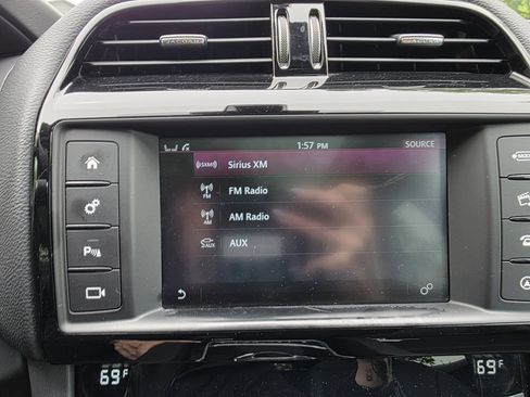 Used 2017 Jaguar F-PACE Premium image 19