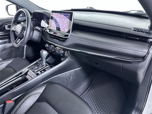 Used 2024 Jeep Compass Latitude w/ Convenience Group image 30