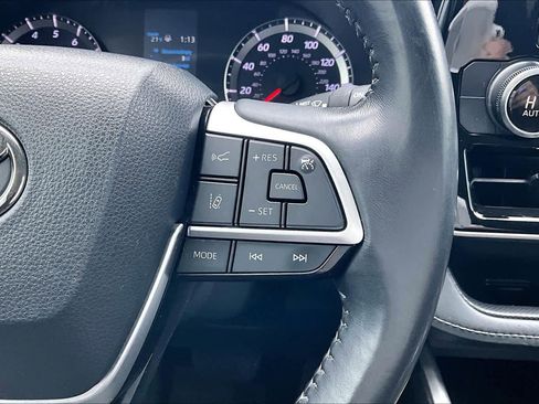 Used 2022 Toyota Highlander LE image 25