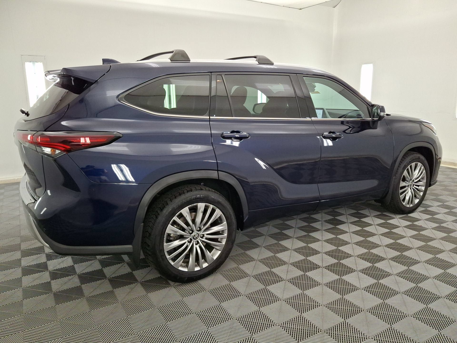Used 2024 Toyota Highlander Platinum AWD/4WD image 26