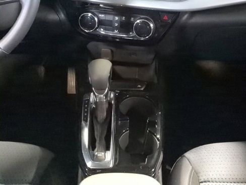 Used 2025 Chevrolet Trax LT w/ LT Convenience Package image 19