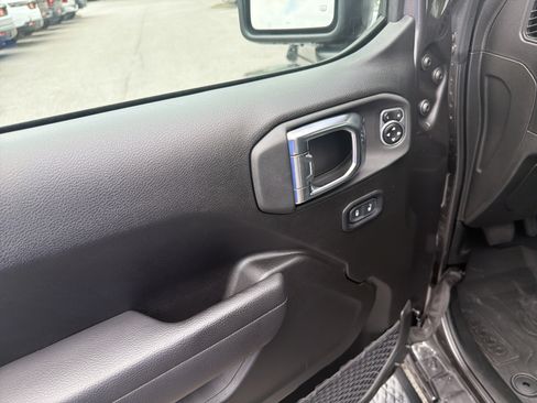 Used 2025 Jeep Gladiator Sport AWD/4WD image 14