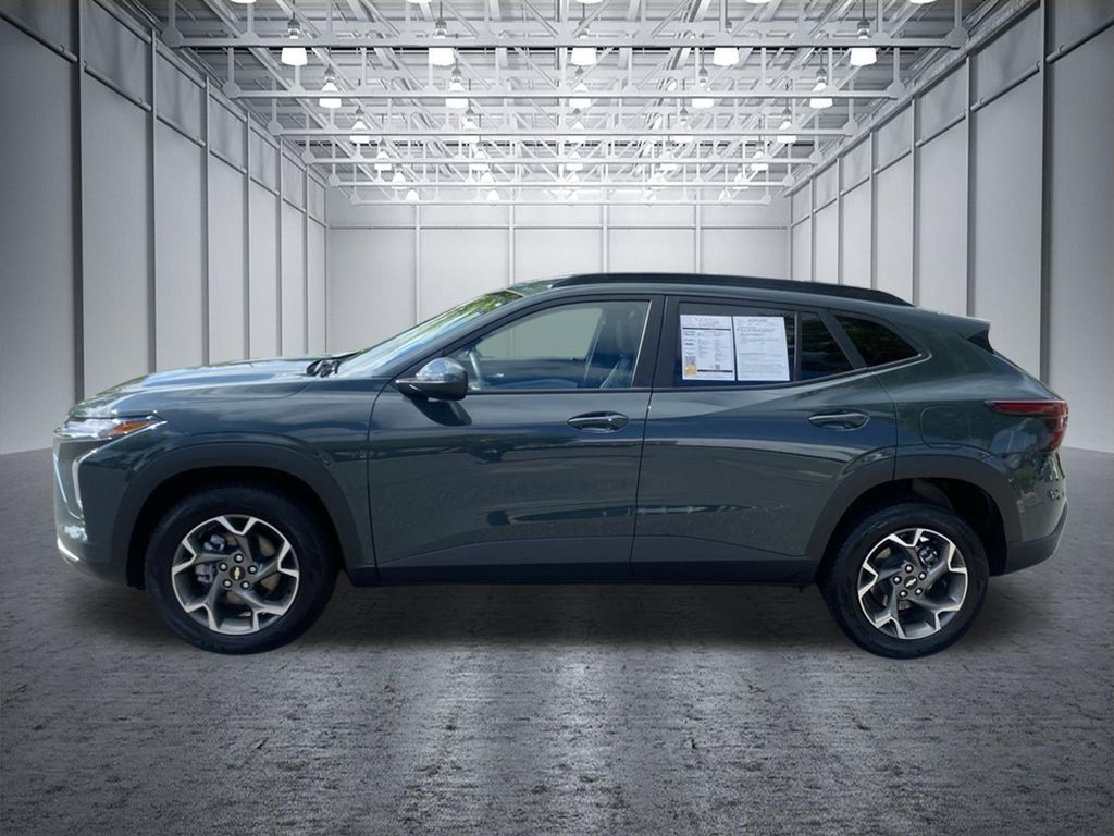 Used 2025 Chevrolet Trax LT w/ LT Convenience Package FWD image 10