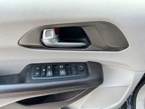 Used 2017 Chrysler Pacifica Touring-L FWD image 8