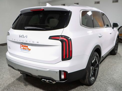 Used 2024 Kia Telluride EX w/ EX Captain's Chair Package image 7