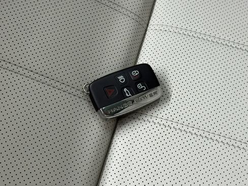 Used 2018 Land Rover Range Rover Velar R-Dynamic SE image 47