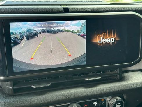 Used 2024 Jeep Wrangler Unlimited AWD/4WD image 22