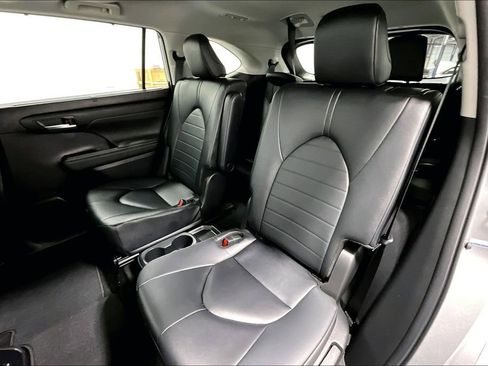 Used 2024 Toyota Highlander XLE image 35