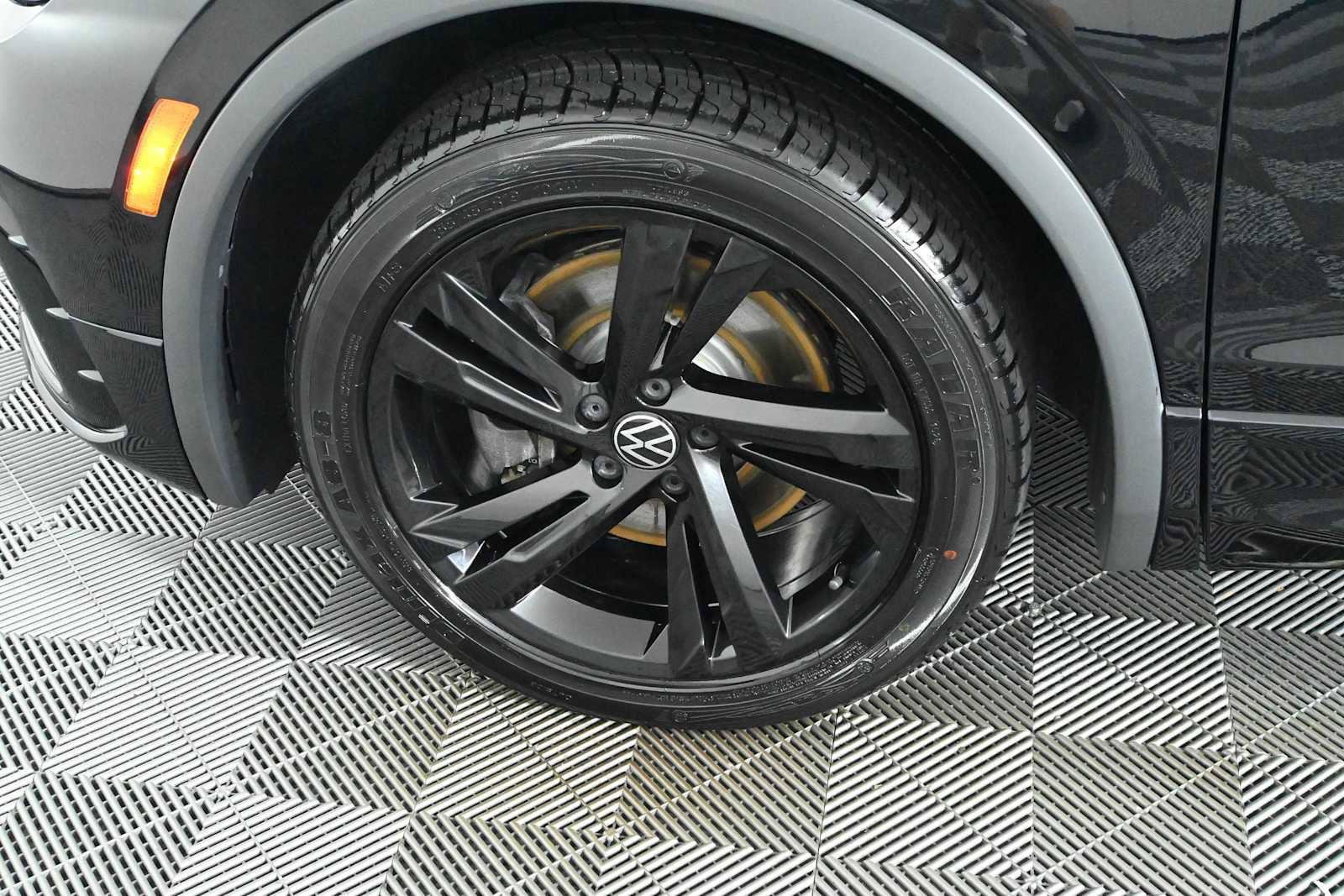 Certified 2023 Volkswagen Tiguan SE R-Line FWD image 30
