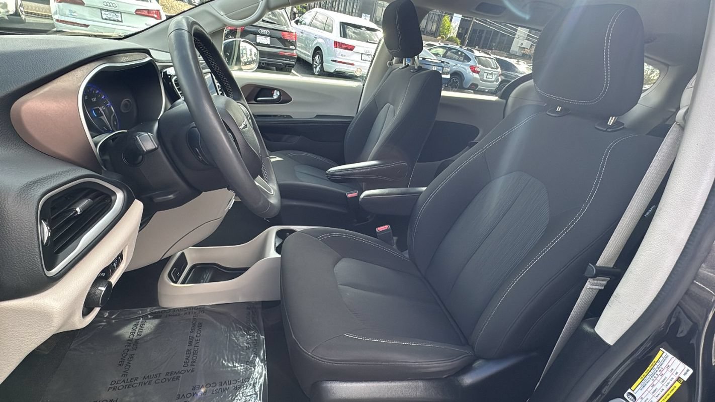 Used 2023 Chrysler Voyager LX FWD image 10
