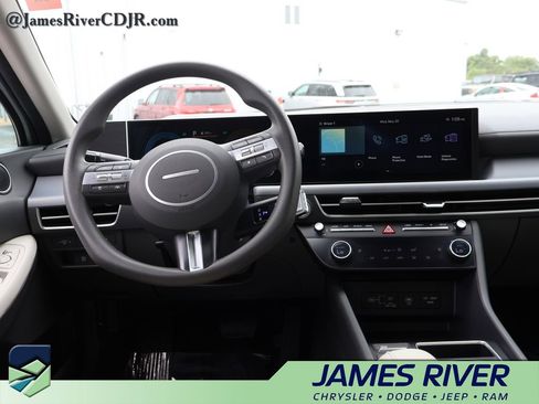 Used 2025 Hyundai Sonata SEL FWD image 18
