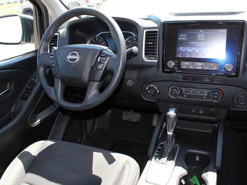 Used 2022 Nissan Frontier SV AWD/4WD image 9