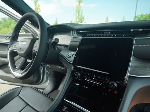 New 2025 Jeep Grand Cherokee L Limited w/ Luxury Tech Group II image 34