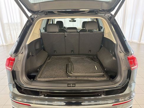 Certified 2024 Volkswagen Tiguan SE image 32