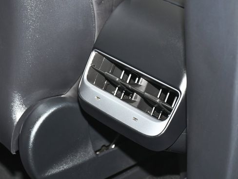 Used 2022 Tesla Model Y Long Range image 49