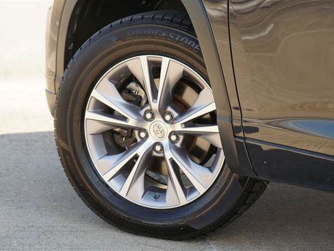 Used 2015 Toyota Highlander XLE FWD image 18