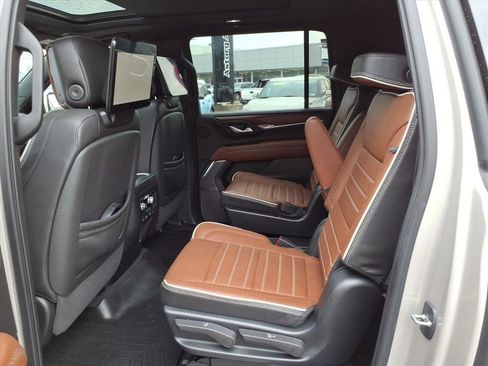 Used 2023 GMC Yukon XL Denali Ultimate image 12