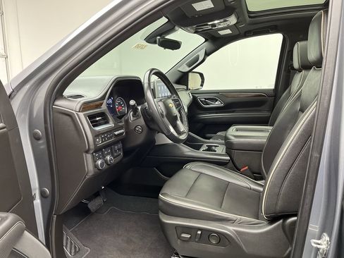 Used 2021 Chevrolet Suburban Premier w/ Premium Package AWD/4WD image 3