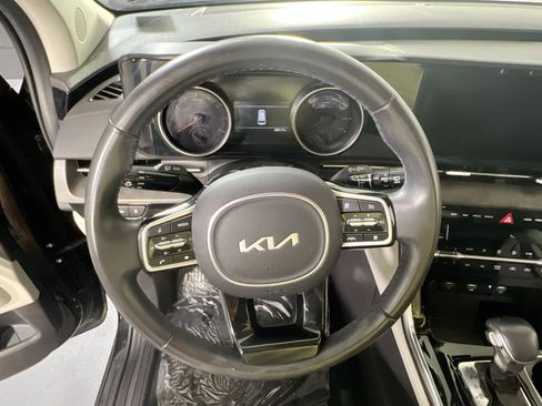 Used 2024 Kia Carnival EX FWD image 11