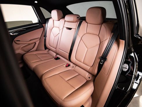 Certified 2023 Porsche Macan AWD/4WD image 24