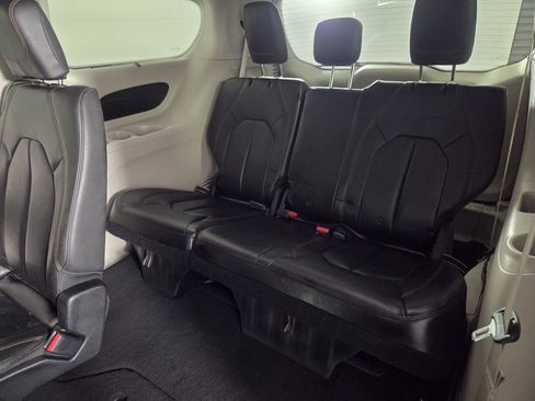 Used 2017 Chrysler Pacifica Touring-L FWD image 26