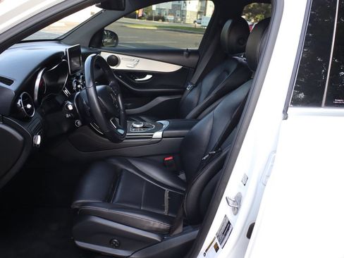 Used 2019 Mercedes-Benz GLC 300 4MATIC w/ Premium Package image 19